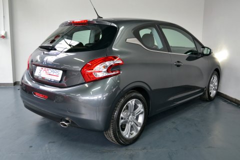 Peugeot 208 1.6I Allure